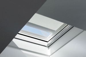  Die Velux Hitzeschutz-Markise schirmt die Hitze ab und lässt ­gleichzeitig ausreichend Tageslicht in Räume unter dem flachen DachFotos: Velux 
