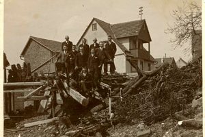  Auf dem Bild aus dem Jahr 1931 präsentieren stolze Handwerker die Baustelle. Aus der Historie gewachsen, wird der Holzbaubetrieb Schäfer heute in der fünften Generation geführt Foto: Holzbau Schäfer 