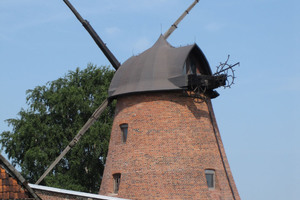  Neue Haube: Hier dringt keine Feuchtigkeit mehr in die alte Windmühle ein 



 