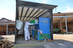  Nach der Vorbereitung folgt der Einblasvorgang: Das gesamte Dämmmaterial und die Einblasmaschine befinden sich auf dem Lkw des VerarbeitersFotos: Isocell  