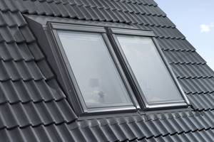  Doppelt statt einfach: Mit dem Aufkeilrahmen als Kombivariante sind zwei oder drei nebeneinander liegende Dachfenster montierbarFotos: Velux Deutschland GmbH 