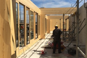  Die Holzbauelemente wurden im 1.OG direkt auf die Betonfertigteilkonstruktion des EG gestellt Tom Frantzen Architekten 