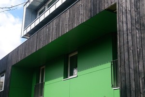  Das Ankohlen von Holz, wie hier an der Fassade des Amts für Ernährung, Landwirtschaft und Forsten Schweinfurt, zählt zu den ältesten Techniken der Oberflächenbehandlung 