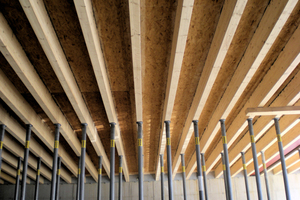  Zum Aufbringen des Betons wird die schraubpressverklebte Pi-Platte – bestehend aus BS-Holz-Trägern und „Eurostrand OSB 4 Top“-Platten – auf der Unterseite abgestützt [<cColor:>]  