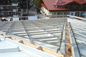  Der komplexe Dachaufbau findet seinen Abschluss mit Konterlatten, die durch eine Dachbahn vor Feuchte geschützt sind. Darauf sind die Alu-Z-Profile befestigt, die schließlich die Fassadentafeln aufnehmenFoto: Auria 