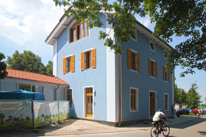  Als Abschluss der Arbeiten wurde ein mineralischer Putz in einem freundlichen Blauton aufgebracht Foto: Frithjof FinkbeinerAls Abschluss der Arbeiten wurde ein mineralischer Putz in einem freundlichen Blauton aufgebracht Foto: Frithjof Finkbeiner 