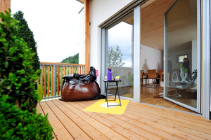  Oben: Vorgesetzte Lärchenholzbalkone und große bodentiefe Fenster vergrößern den Wohnraum und ergeben einen lebenswerten Wohnraum  