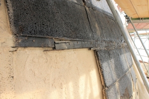  Die in Teer getränkte ursprüngliche Korkdämmung und die Holzringe wiesen starke Beschädigungen aufFotos (2): Sika 