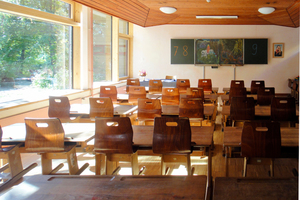  Die Lernatmosphäre in den Klassenzimmern wird durch die großen Fenster mit den Holzstegen freundlicher und wärmer gestaltet  Foto: Ambros 