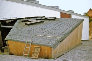  Auf das Dach des Außenbereiches wurde von den Handwerkern eine Bitumenschweißbahn aufgebracht, diese dient als wasserführende Schicht 