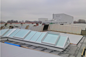  Jedes erneuerte Lichtband auf dem Dach der MAN Truck &amp; Bus AG in Nürnberg ist mit Lüftungs- und RWA-Flügeln ausgestattetFoto: JET-Gruppe 