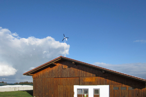  Kleinwindkraftanlage auf einem Scheunendach Foto: Bundesverband Kleinwindanlagen e.V.  