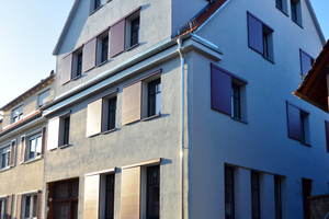  Vorderseite des Mehrfamilienhauses in der Innenstadt von Rottenburg, vor und nach der Sanierung  Foto: Zimmerei Stopper 