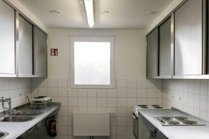  Zweckmäßig eingerichtete Küche  Foto: Meuer Architekten 