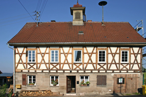  Die zur Straße gelegene Ostfassade wurde als erstes saniert: die Hölzer sandgestrahlt, die Fensterfaschen mit gut abgelagertem Eichenholz erneuert und die Balken des Fachwerks zur Südfassade hin gesundgeschnitten und ausgebessert 