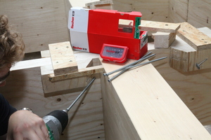  Die Holzrahmenkons-truktion des Daches besteht aus Brettschichtholzträgern, die durch Power Full- Holzbauschrauben mit Vollgewinde 8  x 295 mm zusammengefügt sindFoto: Fischer 