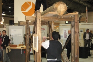  Die Verarbeitung von Holz ist auf der denkmal in Leipzig nicht nur Thema auf zahlreichen Vortragsveranstaltungen, sondern wird in den lebendigen Werkstätten auch auf den Messeständen gezeigt

Fotos: Thomas Wieckhorst
 