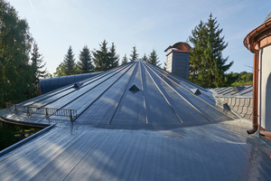  Um mit den Strukturprofilen ein einheitliches Bild zu erzielen, orientierten sich die Dachdecker bei der Lage der Dachbahnensegmente am Fuß des Kegels an den bereits auf der sich anschließenden Dachfläche verlegten Bahnen 