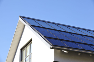  Das Sonnenhaus von Familie Schuster wird zu rund 60 Prozent solar beheizt. Den restlichen Wärmebedarf liefert eine Solartherme 