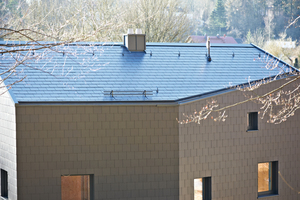  Materialgleicher und fast „nahtloser“ Übergang der Faserzementbekleidung vom Dach zur Fassade auf der Nordseite des GebäudesFotos (2): Dirk Messberger, Nürnberg 