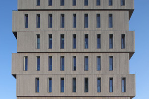  Das Erdgeschoss, wie auch der Gebäudekern bestehen aus Betonfertigteilkonstruktionen. Besonders markant sind die innenseitigen V-Stützen Foto: Robert Mehl  