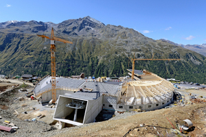  Ansicht im Bau, im Seilbahn-Abschnitt wurde schon das Dach mit Stehfalzblechen montiert, rechts ist das Dach noch im Rohbau Foto: Rubner 
