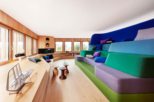  Innenansicht: überdimensioniertes Wohnzimmer mit drehbarer Riesencouch Foto: Baufritz 