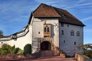  Die Wartburg in Eisenach wird bis 2017, wenn sich die Reformation zum 500. Mal jährt, umfassend saniert. Begonnen wurde mit Dach und Fassade an der VogteiFotos: Krolkiewicz 