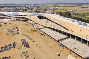  Das Malldach mit einer Länge von 740 m überspannt das Einkaufszentrum wie eine RiesenwelleFoto: Graf-Holztechnik GmbH 