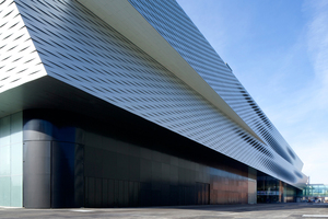  Die neue Messehalle Basel  beeindruckt mit einer Lamellenfassade aus gewellten J57S-AlubändernFoto: Baselworld 
