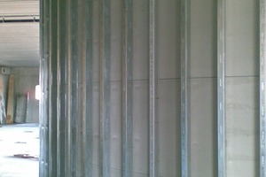  An gewölbten Wänden mit Radien von unter 1 m bis 9 m wurden Metallunterkonstruktion mit 312,5 mm Achsabstand eingesetzt 