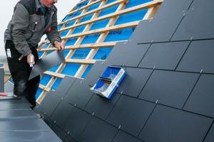  Die Eindeckung mit den blauschwarzen Eternit Dach- und Fassadenplatten 32 / 60 gelingt nach der Einweisung durch den FachmannFotos: Eternit 