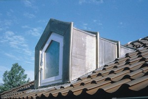  Satteldachgaube: Beliebter Gaubentyp, der einem Satteldach nachempfunden ist. Die Dacheindeckung erfolgt wahlweise mit Ziegeln oder Metallblechen. Die Wangen werden der Dacheindeckung angepasst. Man findet den auch als Giebelgaube bezeichneten Typ nicht nur auf älteren Bauten, sondern auch an NeubautenFoto: Saturnblei 