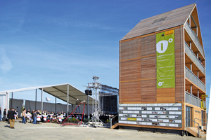  Im neuen Flederhaus können sich Besucher informieren, die luftige Atmosphäre genießen oder die Stadtbaustelle von einer Hängematte aus beobachtenFoto: Aspern, die Seestadt Wiens, Thomas Preiss 