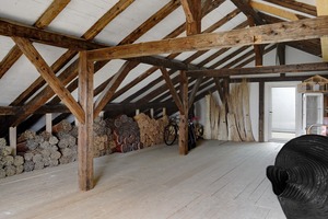  Innenraum Werkstatt: historischer Holzbau, neue Dachschalung weiß gekalkt Foto: Roswag Architekten 