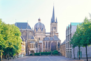  Der Aachener Dom nach der Sanierung der Nikolauskapelle. Das Dach wurde denkmalgerecht mit einer Schieferdeckung ausgeführt, für die Anschlüsse war Walzblei gefragt 

 