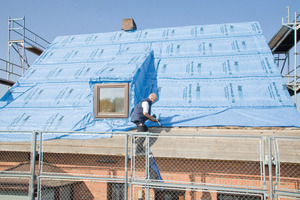  Bei der Dachsanierung von außen sollten zur verlässlichen Abdichtung abgestimmte Klebstoffe und Klebebänder zum Einsatz kommenFotos: Knauf Insulation

 