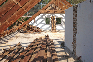  Zunächst stand der Rückbau des Daches an; die unebenen Böden mussten zum Teil stark ausgeglichen werdenFoto: Holzbau Opitz 