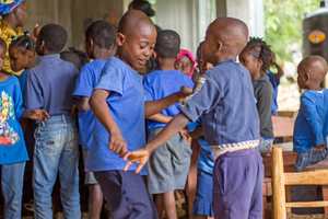  Rechts: Die Vorschulkinder spielen und tanzen in ihrer neuen Aula  