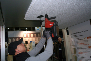  Ein-Mann-Montagestütze bei der Anwendung: So kann man beispielsweise alleine eine Kellerdeckendämmung ausführen
 