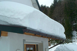  Ohne Schneeschutzsystem kann der Schnee über der Traufe abrutschen und Schaden durch eine Dachlawine verursachen 