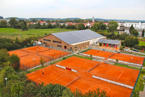  Die neue Tennishalle in Bad Schussenried strahlt mit ihrer Holzbauweise über die Region hinaus ausFotos: Holzbau Walser 