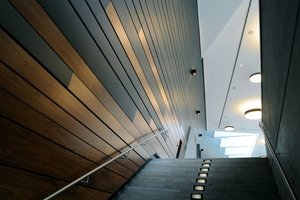  Die an der Fassade des Kongresszentrums in Heidenheim installierten Paneele wurden im Innenraum fortgeführt und mit Holzpaneelen kombiniert
Foto: VM Zinc 


 