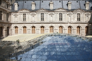   Elegant und scheinbar schwebend überdacht die neue Dachkonstruktion aus Glas und Metall den Cour Visconti genannten Innenhof des Louvre 
