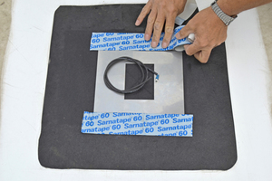  Rechts: Die Montage der RCS-Kontaktplatte erfolgt mit Hilfe des Klebebands Sarnatape 60Fotos: Sika 