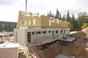  Der Neubau: Der Keller und der hintere Teil des Erdgeschoss bestehen aus Beton, das Obergeschoss aus Holzrahmen 