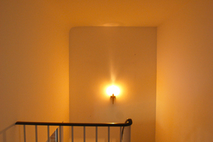  Vorher: Trotz künstlichem Licht ist der Treppenaufgang unzureichend beleuchtet 