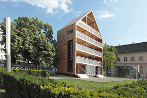  Das Flederhaus an seinem ersten Standort im Herzen Wiens. Es schenkt Freiraum für Gedanken, die „umgeben von städtischen Wirbelwinden Inhalt und Bewegung erhalten“. So zumindest wünschen es sich die ArchitektenFoto: Griffnerhaus AG 