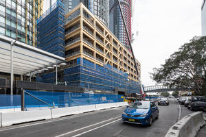  Zwischen Hochhäusern aus Glas und Stahl entsteht in Sydney das „International House“ aus Brettsperrholz, Brettschichtholz und Beton  Foto: Lendlease 