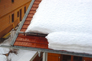  Ohne Schneeschutzsystem kann der Schnee über die Traufe abrutschen und Schaden durch eine Dachlawine verursachen 